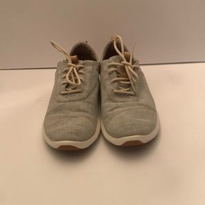 Tom’s grey sneakers